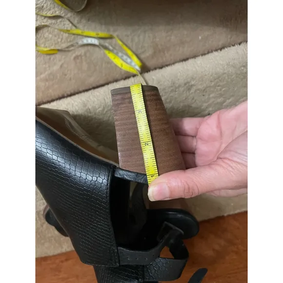 Women's UGG Open Toe Heels Black Size 7 In Excellent Condition