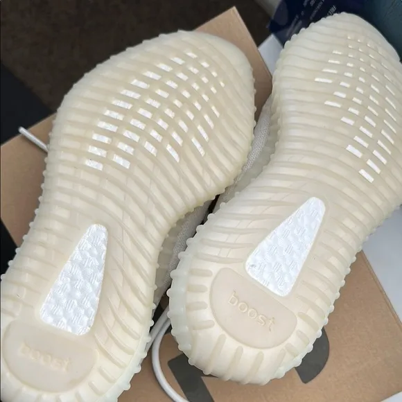 Yeezy White Knit Athletic Shoes with Streamlined Silhouette