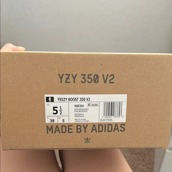 Yeezy White Knit Athletic Shoes with Streamlined Silhouette