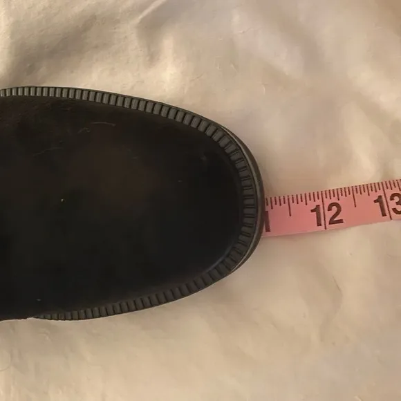Zara Black Chelsea Boots Side elastic goring Back pull‎ tab Rounded toe Lug sole