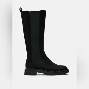 Zara Black Chelsea Boots Side elastic goring Back pull‎ tab Rounded toe Lug sole