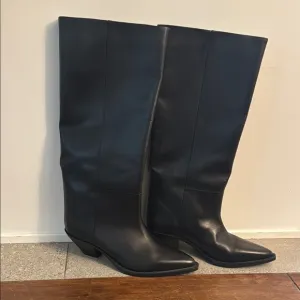 Zara Black Heeled Boots Sleek Minimalist Design